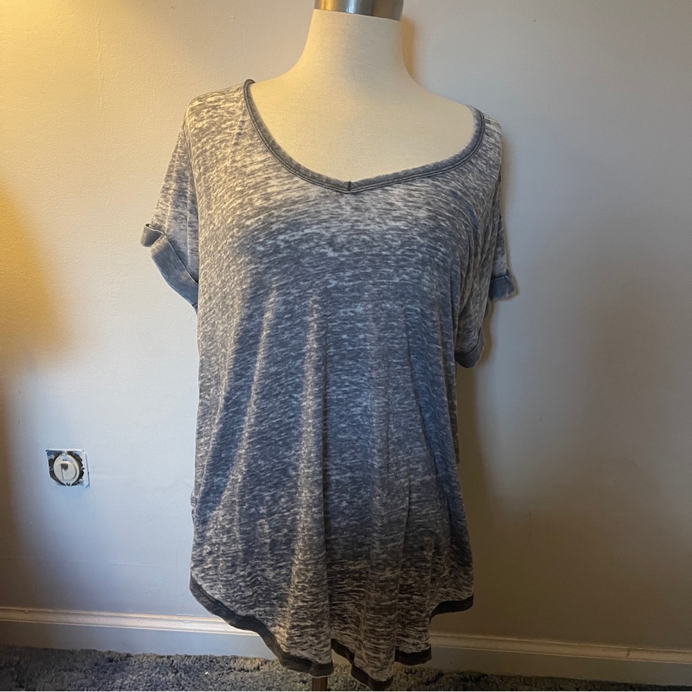 gray short sleeve shirt